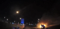 Doi politisti au sarit in ajutorul unui sofer a carui masina a luat foc pe autostrada, in apropiere de Las Vegas, dar s-au trezit in fata unei noi primejdii - VIDEO