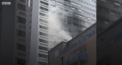 A fost alerta la Londra, dupa ce un bloc turn a fost cuprins de flacari. 60 de pompieri au fost trimisi sa stinga incendiul izbucnit intr-un apartament - VIDEO
