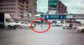 O fetita de trei ani a fost cat pe ce sa ajunga sub rotile unei masini, pe un drum din Rusia, dupa ce a cazut din automobilul in care se afla. Imagini care pot afecta emotional - VIDEO