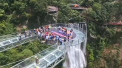 China si-a mai adaugat in palmares o atractie pentru turistii care cauta experiente memorabile. In sudul tarii au fost inaugurate doua poduri din sticla. Cum arata acestea - VIDEO