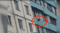 Imagini care-ti fac inima sa stea in loc vin din Rusia, unde un copil de 5 ani a atarnat cateva minute in gol la balconul de la etajul sapte. Ce a urmat - VIDEO