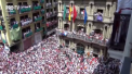 S-a dat start unuia dintre cele mai sangeroase festivaluri din lume. Pe strazile din orasul spaniol Pamplona au fost eliberati taurii, care in urmatoarele cateva zile vor fi intartati de sute de participanti ai festivalului San Fermin - VIDEO