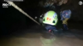 Patru baieti au fost salvati din pestera in care au stat captivi 2 saptamani. Momentul in care salvatorii au intrat in grota pentru a scoate copiii - VIDEO