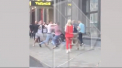 Un moldovean de 30 de ani s-a stins pe loc dupa ce a primit o lovitura in cap in timp ce incerca sa opreasca o incaierare pornita intre cativa indivizi, in fata unui bar din Moscova. Momentul bataii. Imagini care pot afecta emotional - VIDEO