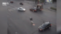 Imagini de groaza, surprinse in orasul Kemerovo din Rusia. Momentul in care o motocicleta intra violent intr-o masina. Motociclistu a murit pe loc - VIDEO
