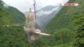 Imagini spectaculoase de la demolarea controlata a unui pod din Columbia. Din cauza unor erori de proiectare podul a fost distrus chiar daca nu era construit pana la capat - VIDEO