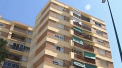Clipe de cosmar pentru o fetita de cinci ani din Spania, pe care mama a uitat-o in locuinta. Micuta a ajuns sa atarne in afara balconului, la etajul opt - VIDEO