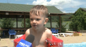 In piscina, pe sezlonguri sub umbrele, asa s-au racorit astazi mai multi oraseni, care au ales sa se refugieze in sanul naturii. Pana vor ajunge la mare se balacesc in piscina - VIDEO