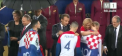 Ploaie torentiala la Moscova, in momentul in care francezii primeau trofeul Cupei Mondiale. Cei doi presedinti - al Croatiei si al Frantei au plecat uzi leoarca, mai putin Putin: bodyguarzii i-au tinut umbrela - VIDEO