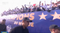 Campiona mondiala a revenit acasa. Fotbalistii francezi au prezentat trofeul zecilor de mii de fani adunati pe strazile Parisului - VIDEO