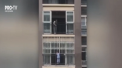 S-a nascut in camasa! Un baietel de 5 ani din China era cat pe ce sa cada de la etajul 19. Micutul si-a pierdut echilibrul si a cazut peste geam. Ce a urmat - VIDEO
