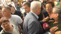 Momentul in care Vladimir Voronin iese din Parlament si este huiduit de catre protestatari: "O sa arzi in iad. Pe cine ai crescut Voronin? Pe un dusman al poporului, pe Plahotniuc. Ati furat poporul!", Voronin: "Nu eu!"- VIDEO