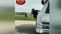 Imagini periculoase si haiose in acelasi timp, surprinse in Ucraina. Un politist a fost lovit de catre un camion si purtat pe capota vehiculului o distanta lunga - VIDEO