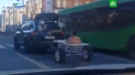 A facut baie in vazul tuturor. Un barbat a fost surprins pe strazile din Tiumeni intr-o cada pe roti. Acesta era tractat de un Porshe Cayenne