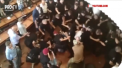 Batai crunte la primaria unui oras din Ucraina. Sustinatorii si oponentii edilului s-au luat la pumni chiar in timpul unei sedinte - VIDEO