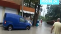 Scene socante au fost surprinse la Soci. Un copil a murit, dupa ce a cazut intr-o gura de canalizare, iar din cauza inundatiilor din localitate, a fost dus de suvoaie in mare - VIDEO