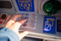 Doi romani au fost arestati in India pentru piratarea a sute de conturi de utilizatori de ATM-uri