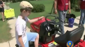 Un baietel de noua ani din SUA, care vindea limonda la colt de strada, a fost jefuit de un atacator inarmat. Acesta a abandonat insa prada intr-o padure din apropiere - VIDEO