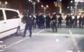 Un protestatar pasnic, care avea mainile ridicate, a fost batut de un jandarm - VIDEO