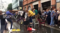 Imagini amuzante, surprinse pe o strada din Londra. Dupa o ploaie usoara, trecatorii, care nu au vrut sa-si ude picioarele au gasit o solutie perfecta pentru a traversa strada - VIDEO
