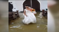 Coastele arhipelagului filipinez sunt lovite de ploi musonice si rafale de vant - VIDEO