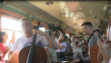 In autobuze de ruta sau pe drumuri de tara a rasunat muzica clasica live. Mai multi tineri de la Youth Orchestra si-au propus sa parcurga, cantand la instrumente, doua mii de kilometri - VIDEO