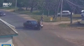 Doi tineri au scapat teferi ca prin minune dupa ce motocicleta pe care se aflau s-a ciocnit cu o masina, pe o sosea din Ucraina. Momentul, surprins de o camera de supraveghere - VIDEO