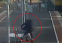 Tanar surprins in timp ce isi tragea iubita spre sinele de cale ferata, in momentul in care se apropia un tren - VIDEO