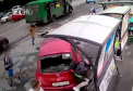 Momentul in care o masina intra in plin intr-o statie de asteptare din Ecaterinbur. Cateva persoane au fost ranite - VIDEO