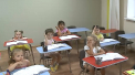 Au abia cate cinci sau sase ani, dar stiu deja cum e sa stai in banca. Copiii inscrisi la cursuri speciale de pregatire pentru scoala studiaza engleza, matematica, geografie sau chiar astronomia - VIDEO