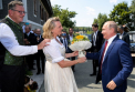 Putin i-a dat un samovar miresei din Austria si a tinut un discurs in germana - VIDEO