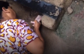 Momentul in care un bebelus este salvat de o localnica dintr-un canal, din India - VIDEO