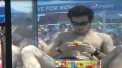Un tanar din Georgia a stat scufundat intr-un bazin cu apa si a rezolvat sase cuburi Rubik. Momentul a fost filmat, iar curajosul spera astfel sa ajunga in Cartea Recordurilor - VIDEO