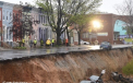 Un crater urias a aparut pe o strada in orasul Baltimore. Fenomenul a inghitit o strada si mai multe masini