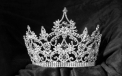 Aschia nu sare departe de trunchi. Tanara ce concureaza pentru titlul de Miss Anglia, la 30 de ani dupa mama sa