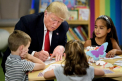 Trump a facut o gafa greu de iertat: a colorat gresit steagul SUA, in timpul unei vizite la un spital de copii - GALERIE FOTO/VIDEO