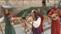 Zeci de cavaleri si domnite au putut fi intalnite azi la cetatea Sorocii in cadrul festivalului medieval "Al cincelea turn". Nu au lipsit din peisajul rupt din istorie muzica medievala, mancare traditonala perioadei - VIDEO