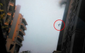 Momentul tragic in care 2 pompieri sunt aruncati spre moarte de o explozie, de la etajul 13. VIDEO