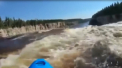 A avut un curaj incredibil. Un tursit din Germania a traversat cu un caiac o cascada de 30 de metri din Canada - VIDEO
