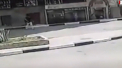 Un egiptean, arestat langa ambasada americana de la Cairo cand o bomba artizanala pe care o avea asupra sa a luat foc. Camerele de supraveghere l-au surprins cum se apropie de cladire - VIDEO