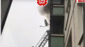 Imagini care pot afecta emotional. Un barbat in varsta din Sankt Petersburg a murit, dupa ce a incercat sa scape de flacari si a sarit de la etajul opt - VIDEO