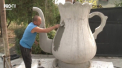 Cimentul se transforma in adevarate opere de arta in gospodaria lui Victor Postica din Chetrosu. Acesta da forme neobisnuite fantanilor, asa incat colacii se transforma in lebede, lei sau ulcioare - VIDEO