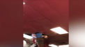 Clientii unui restaurant din California au avut parte de surpriza vietii in timp ce luau masa. O femeie a cazut brusc din tavan chiar in mijlocul incaperii - VIDEO