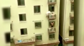 Momentul in care un copil din China agatat de balcon este salvat de doi barbati care au escaladat cladirea