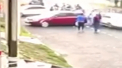 O masina a intrat in multime pe o strada din Moscova. Sunt cel putin un mort si noua raniti. Soferul a spulberat oamenii intentionat - VIDEO