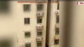 La un pas de moarte. Un copil din China a fost salvat la limita dupa ce a ramas atarnat de balustrada unui balcon de la etajul patru - VIDEO