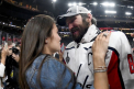 Alexander Ovechkin poate juca fotbal sau baseball, dupa ce termina cu hocheiul. Starul echipei Washington si-a aparat sotia de la o minge, care ii zbura in cap - VIDEO