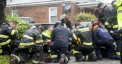 Uraganul Florence a facut 5 morti. Imaginea unor pompieri care se roaga in genunchi