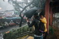 Momentul in care oamenii sunt luati pe sus de vant in Filipine. 29 de morti in taifunul Mangkhut