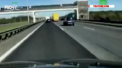 Un sofer a murit in urma unui grav accident in lant produs in orasul rus Sankt Petersburg. Tirul pe care acesta il conducea s-a izbit intr-un Kamaz, dupa care a fost lovit din spate de un alt vehicul - VIDEO
